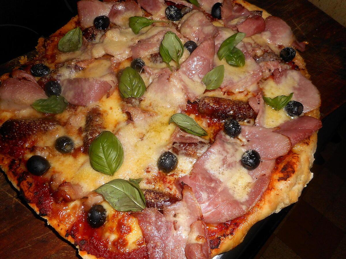 recette Pizza aux saucisses piquante, jambon,fromage