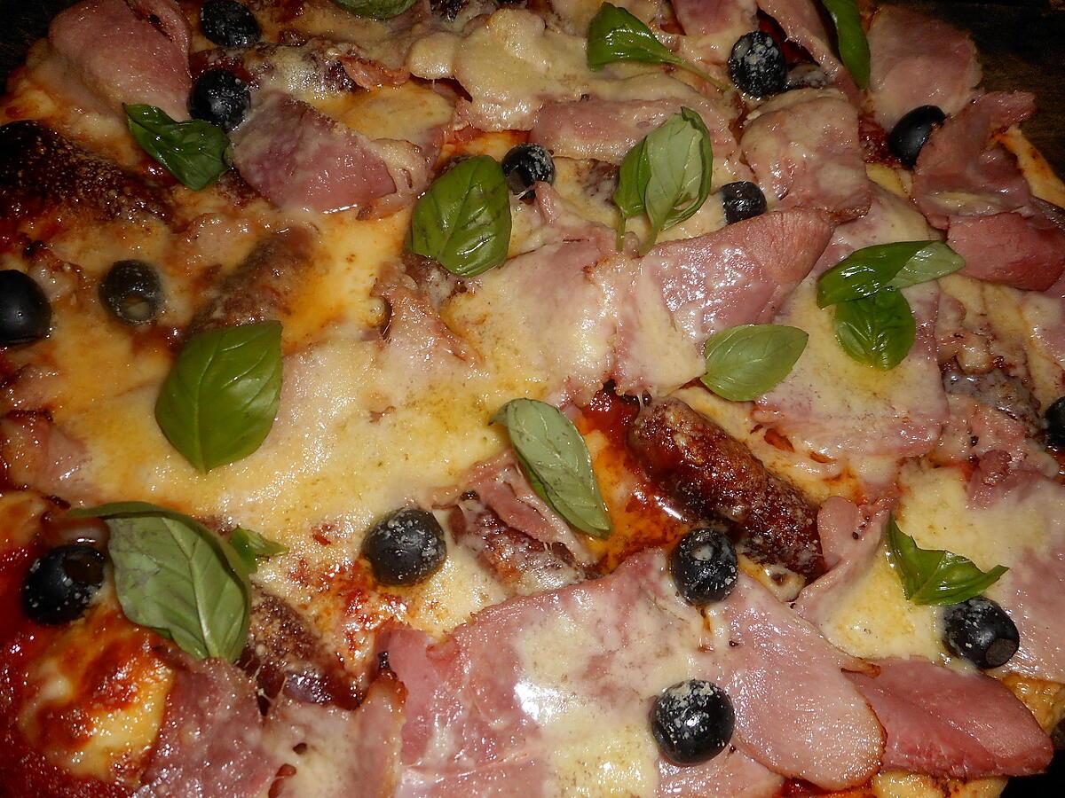 recette Pizza aux saucisses piquante, jambon,fromage