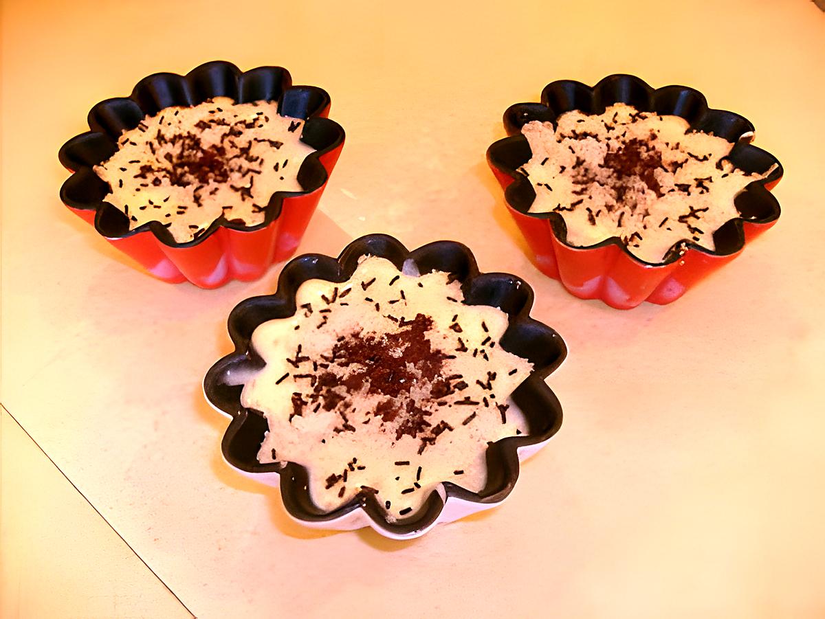 recette Petites coupes de glace au chocolat blanc saupoudrées de noisette