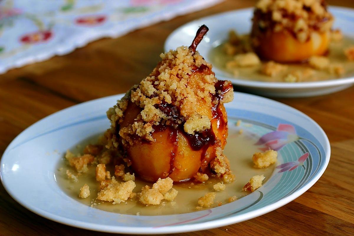 recette Poires pochées coeur crème d'amandes, gelée de sirop vanillée et crumble/caramel