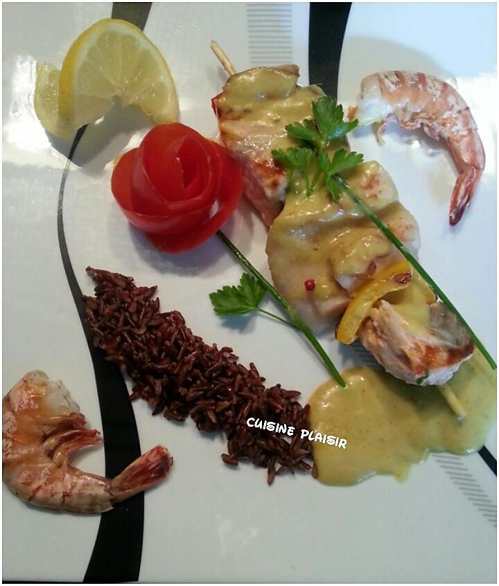 recette Brochettes de poissons, sauce curry et riz rouge