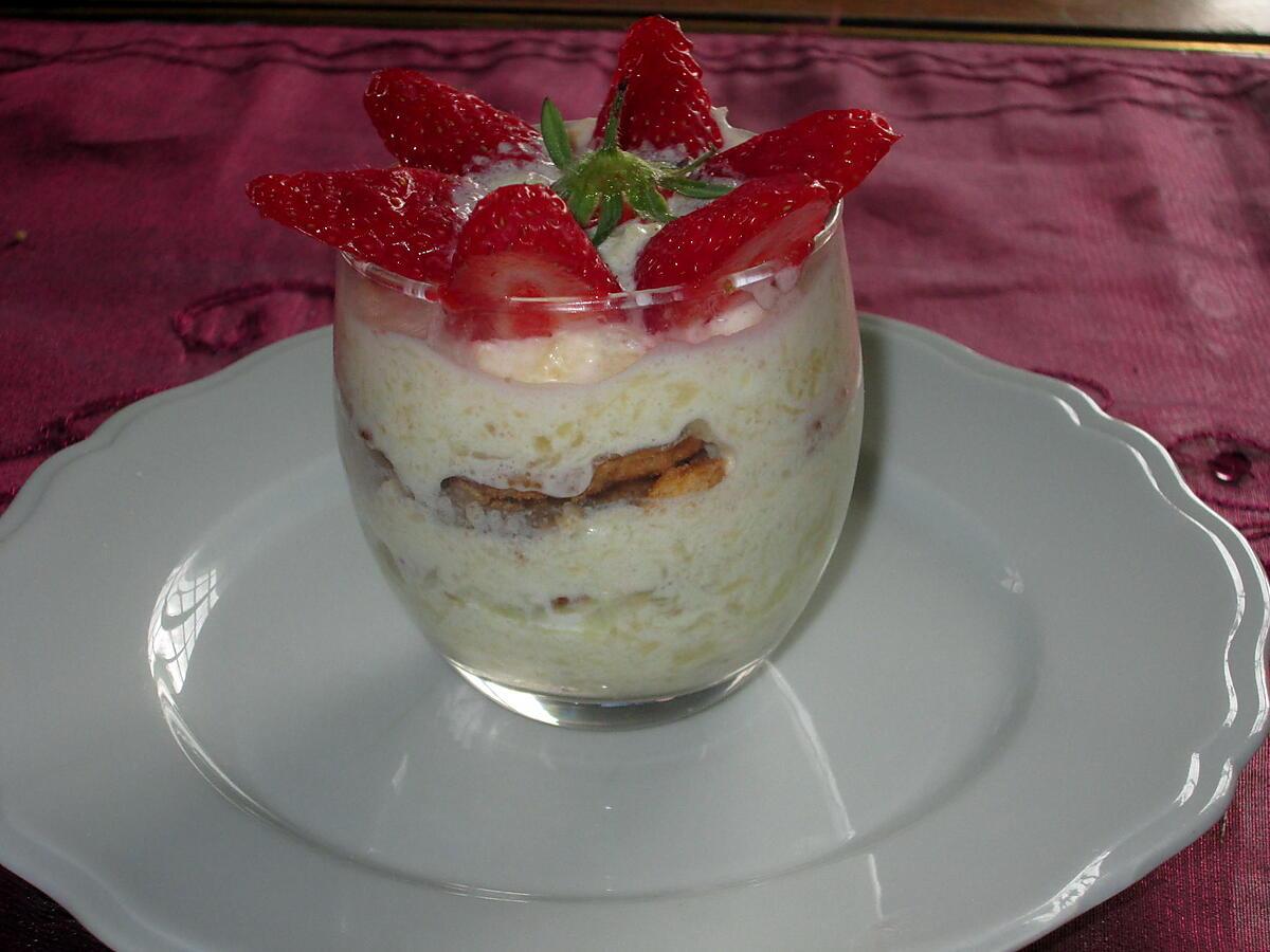 recette desserts      verrine  fraises  ananas ,  idée du blog  popotte et nature; et croque fraises de laurent mariotte