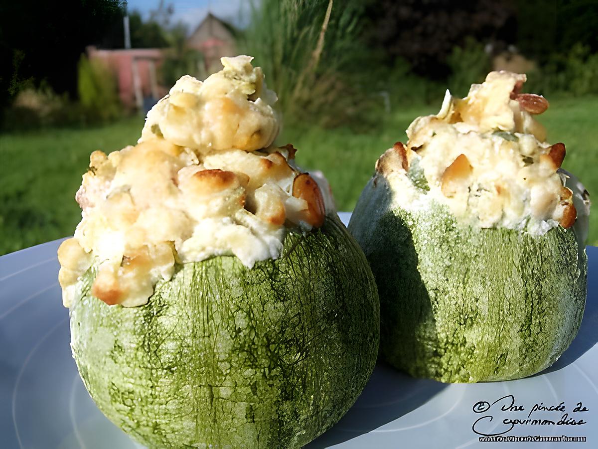 recette Courgettes rondes farcies à la brousse, aux lardons et aux pignons de pin