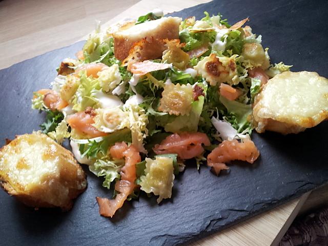 recette Salade de ravioles au saumon fumé et ses croutons de mozzarella chaude