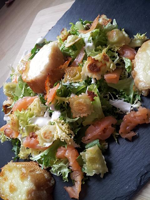 recette Salade de ravioles au saumon fumé et ses croutons de mozzarella chaude