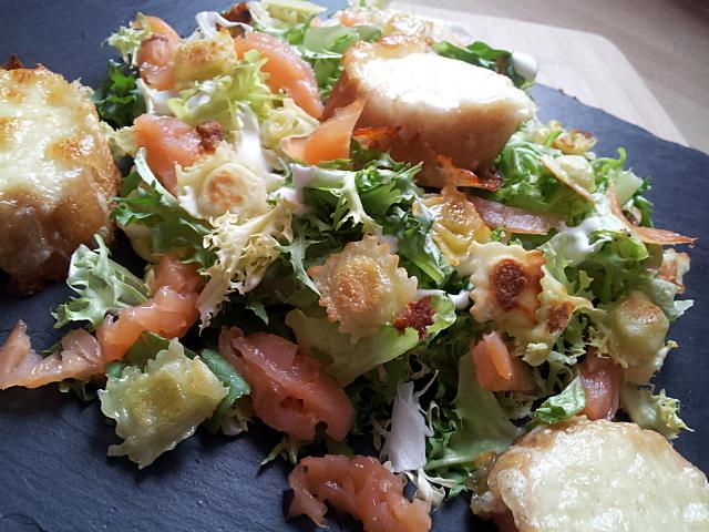 recette Salade de ravioles au saumon fumé et ses croutons de mozzarella chaude
