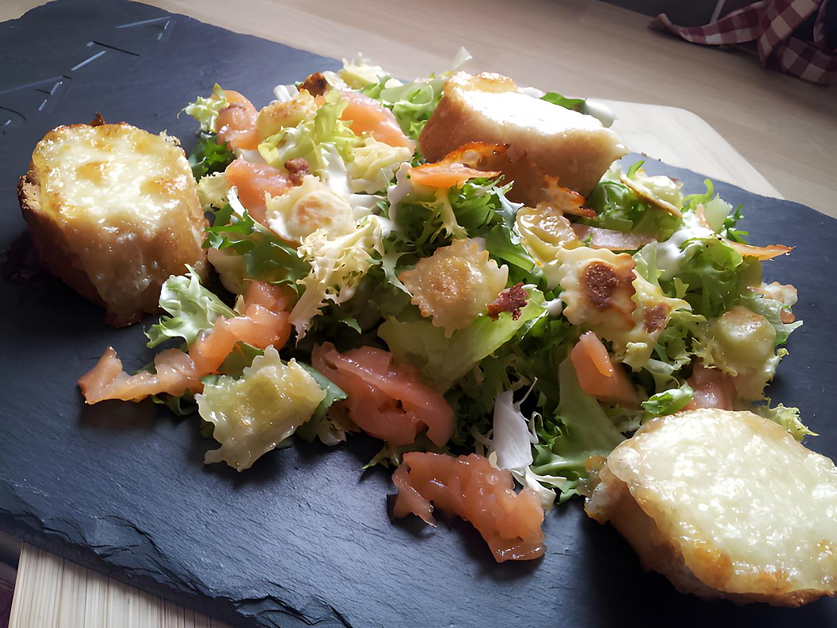 recette Salade de ravioles au saumon fumé et ses croutons de mozzarella chaude