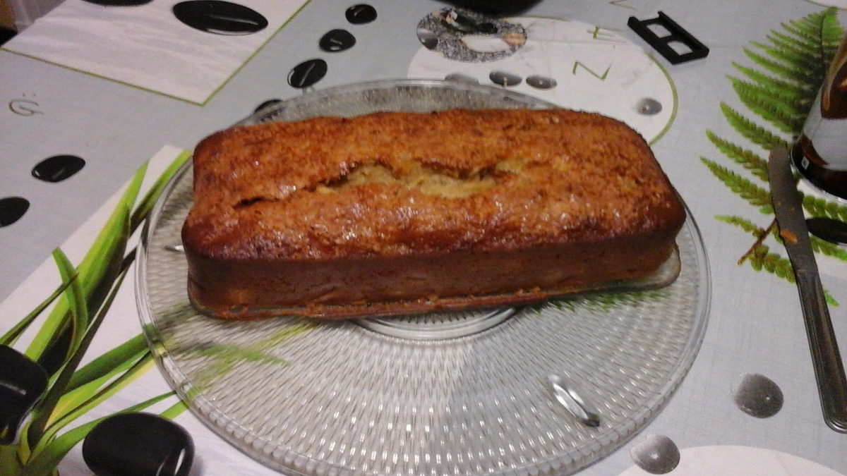 recette CAKE MOELLEUX AUX POMMES CARAMELISEES