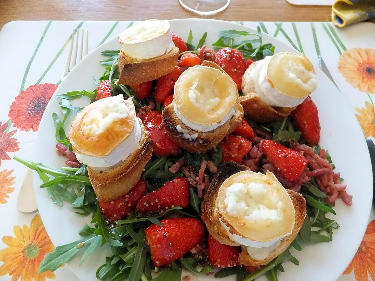 recette Salade de chèvre chaud, fraises et lardons