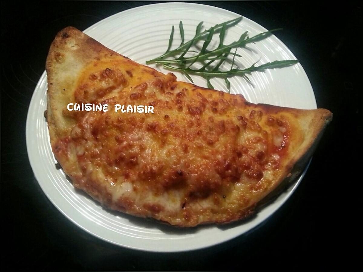 recette Calzone, pâte à pizza maison, sauce tomate de fond