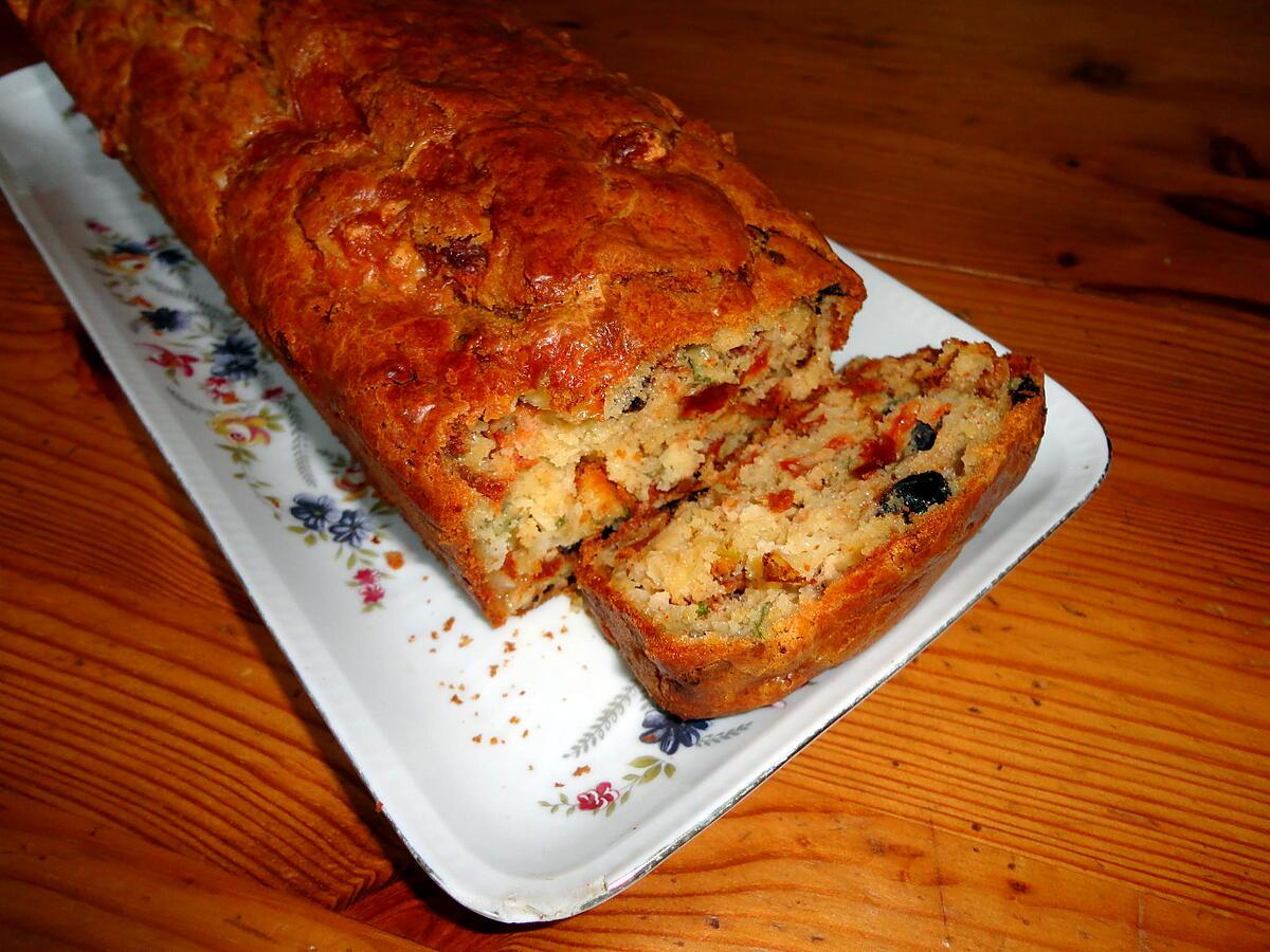 recette CAKE aux olives noires , basilic ,tomates séchés .