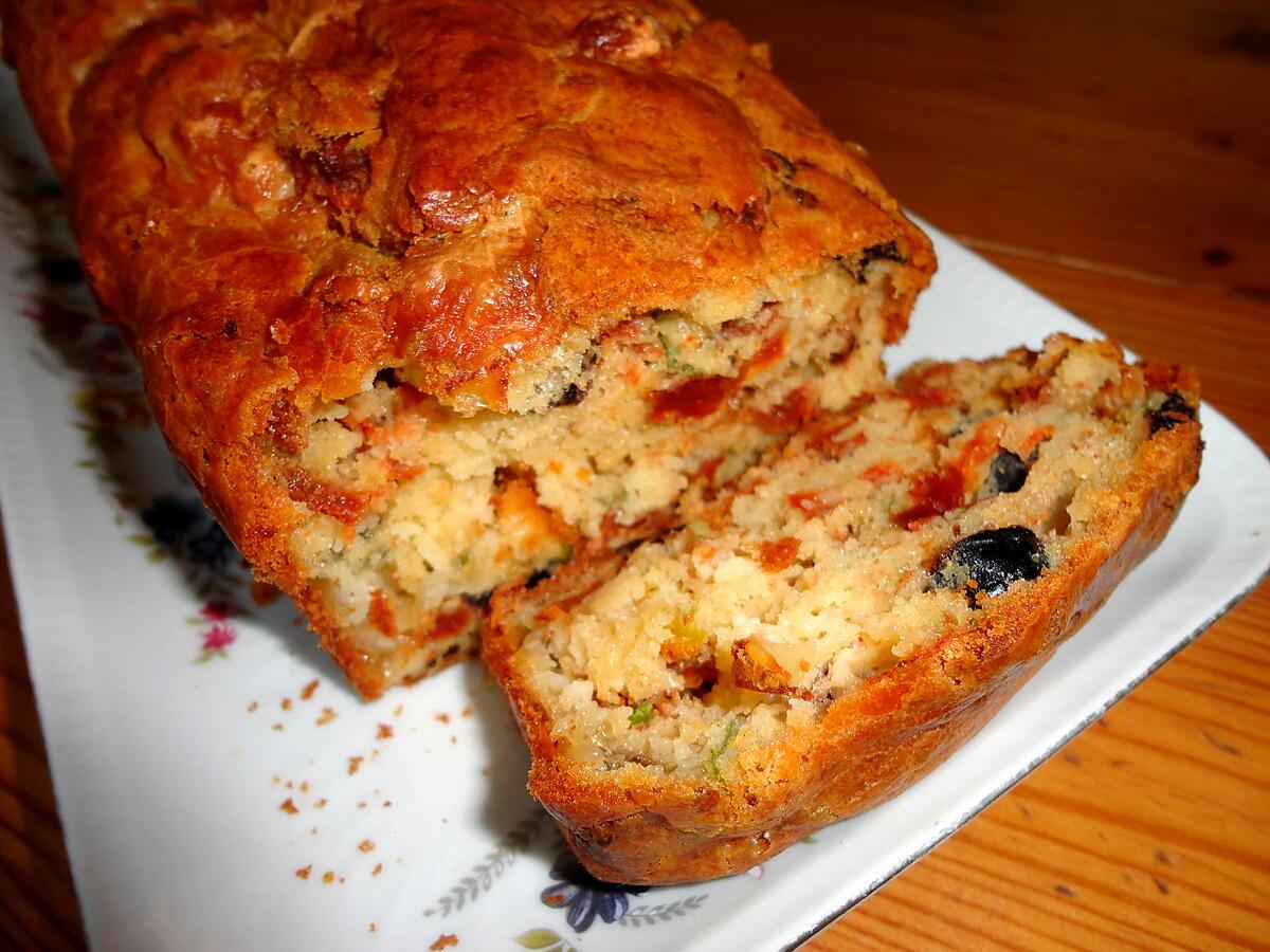 recette CAKE aux olives noires , basilic ,tomates séchés .