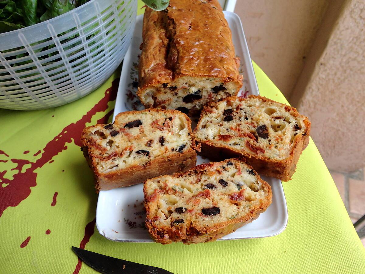 recette CAKE aux olives noires , basilic ,tomates séchés .