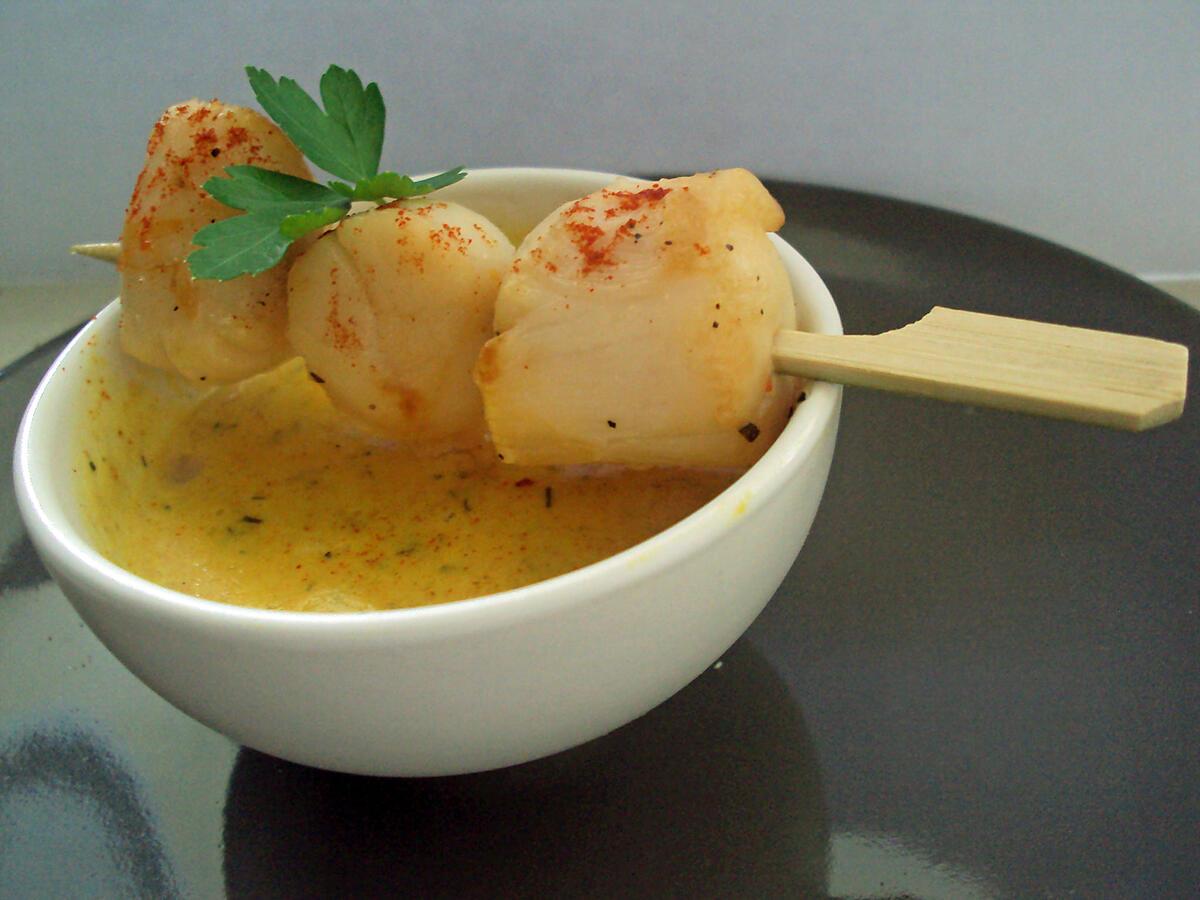 recette Petite brochette de noix de St Jacques juste poêlées sauce curry et pointe de curcuma