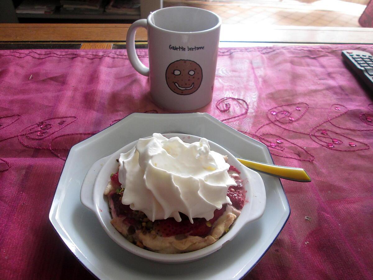 recette génoise    chantilly    fraises et cerises   sur une idée de mélayers et   mini dessert  creme  pistache idée  de jackie