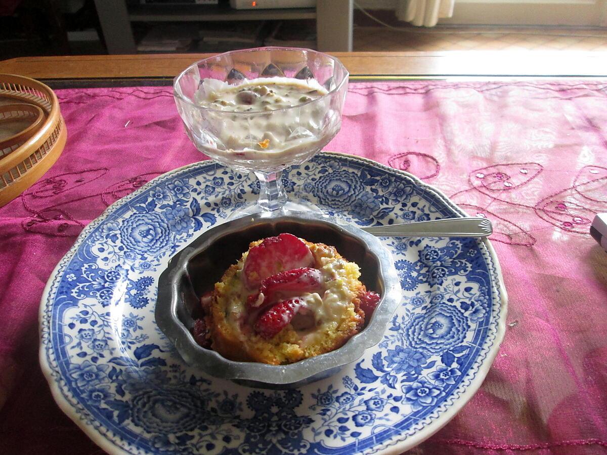 recette génoise    chantilly    fraises et cerises   sur une idée de mélayers et   mini dessert  creme  pistache idée  de jackie