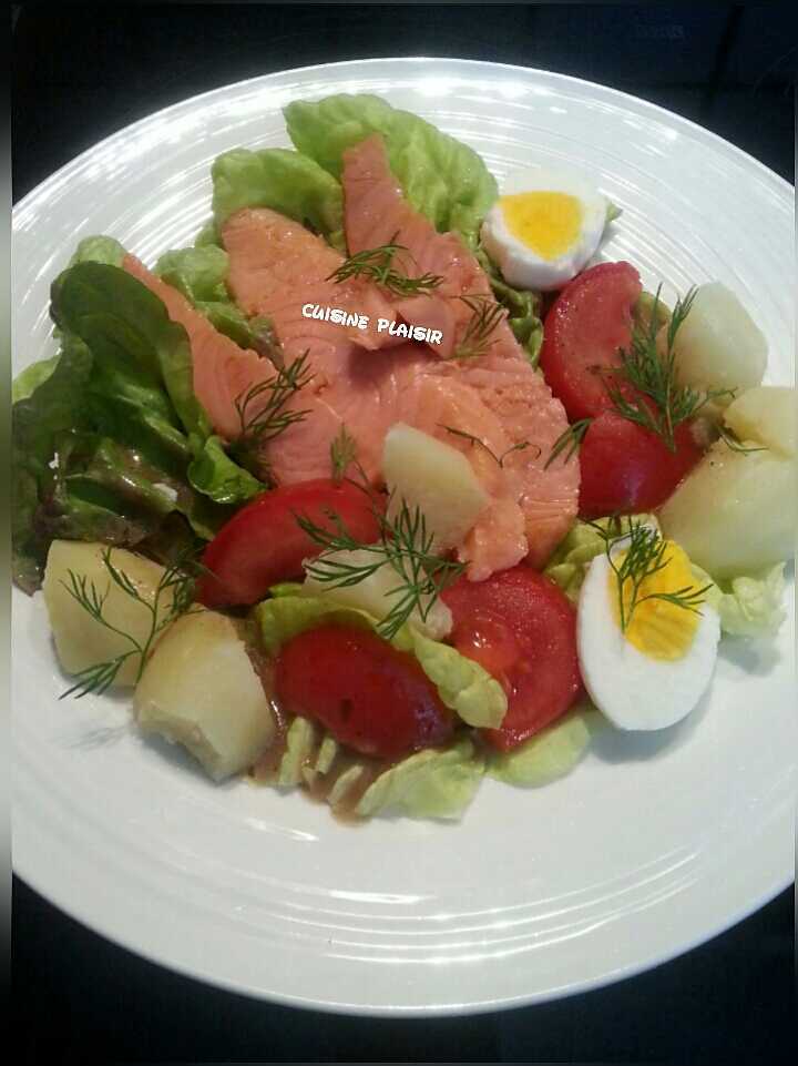 recette Salade composée au saumon fumé-tomate-oeuf, vinaigrette balsamique et aneth