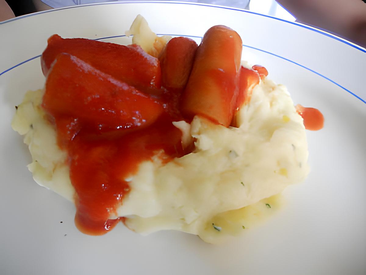 recette Puit de purée saucisse a la sauce tomate