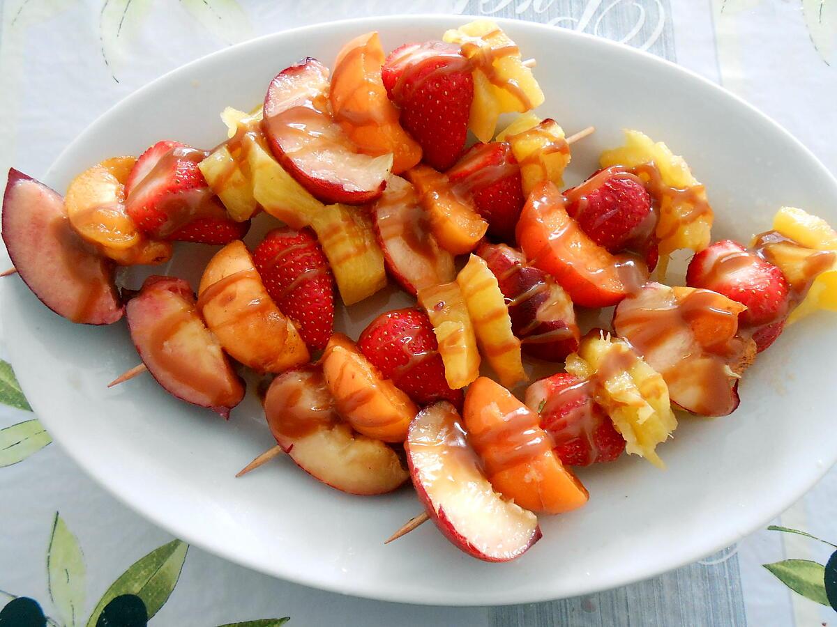 recette BROCHETTES DE FRUITS FRAIS AU CARAMEL