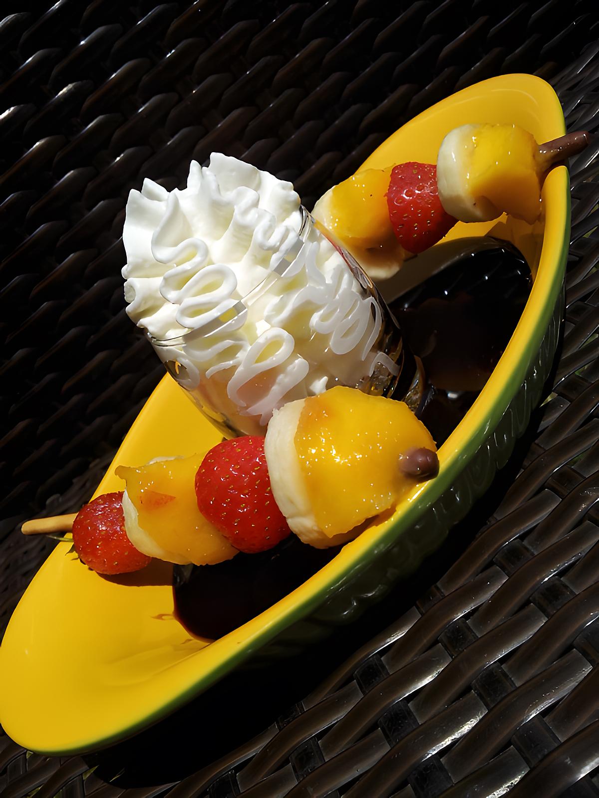 recette Brochettes de Mikado aux fruits sauce chocolat et chantilly