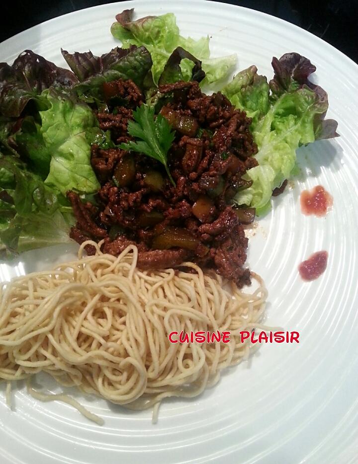 recette Haché de boeuf au poivron, soja, piment, persil et salade - nouilles chinoises