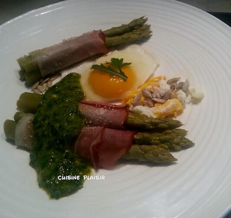 recette Oeufs sur le plat, asperges et sauce verte