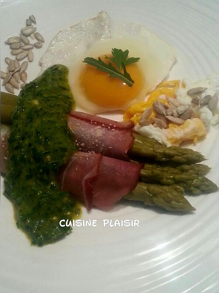 recette Oeufs sur le plat, asperges et sauce verte