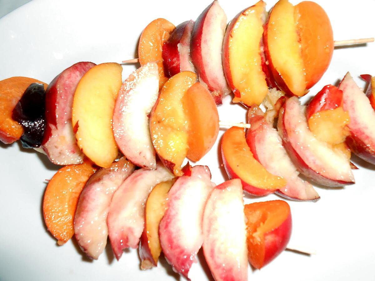 recette BROCHETTES DE FRUITS FRAIS AUX FRUITS SECS ET MIEL