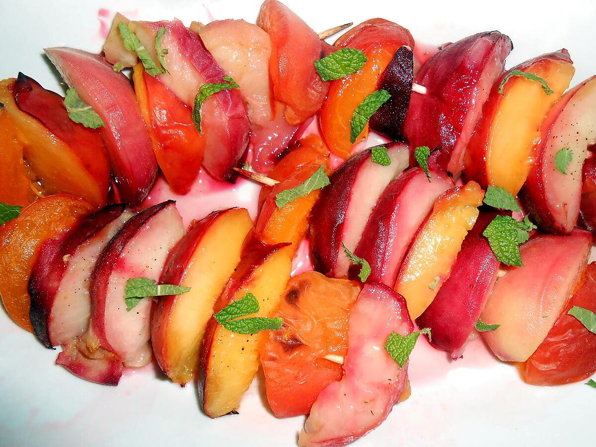 recette BROCHETTES DE FRUITS FRAIS AUX FRUITS SECS ET MIEL