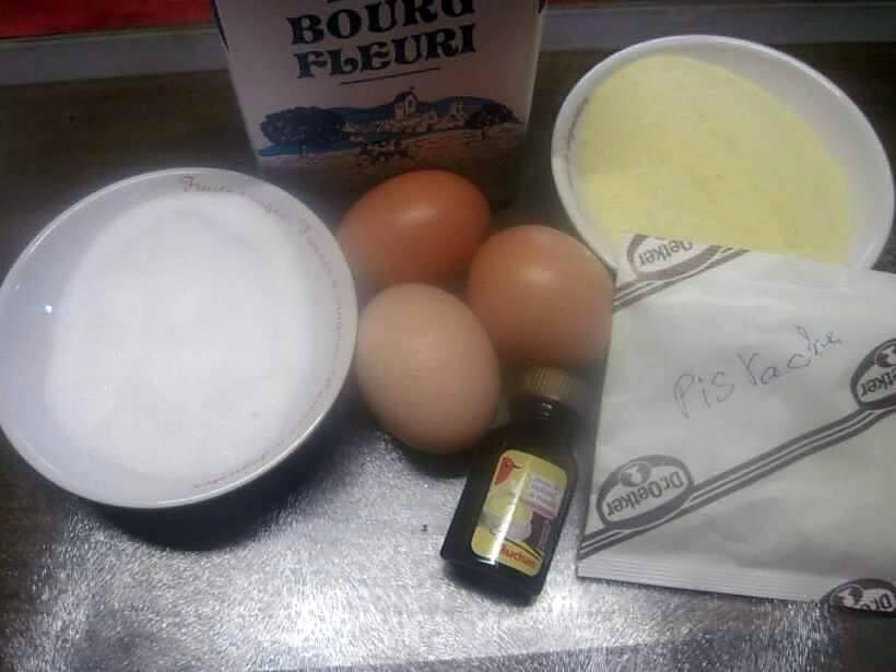 recette Petits gâteaux à la semoule crème pistache.