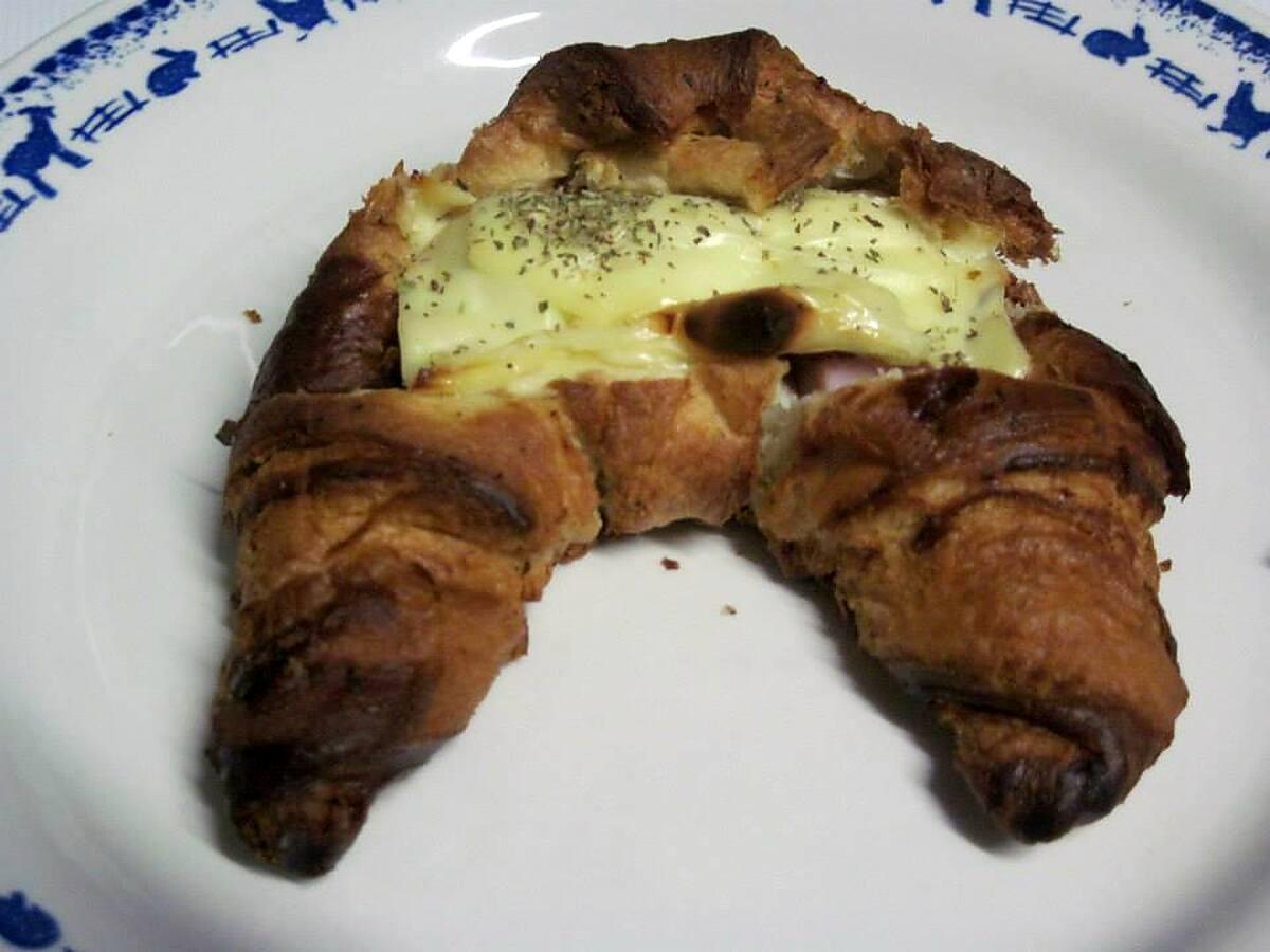 recette Croissants garnis au four.