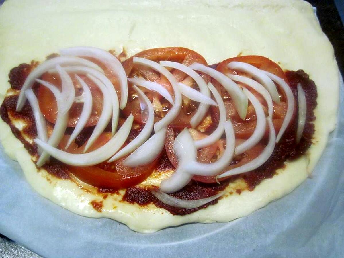 recette chausson pizza.tomate.chorizo.oignon.