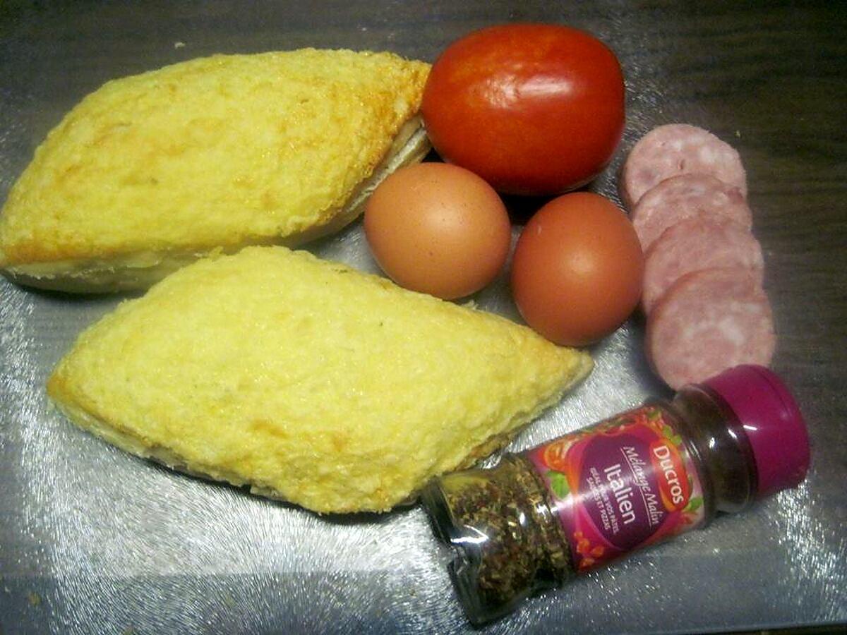 recette Petits pain gruyère. aux œufs et saucisses.tomate.