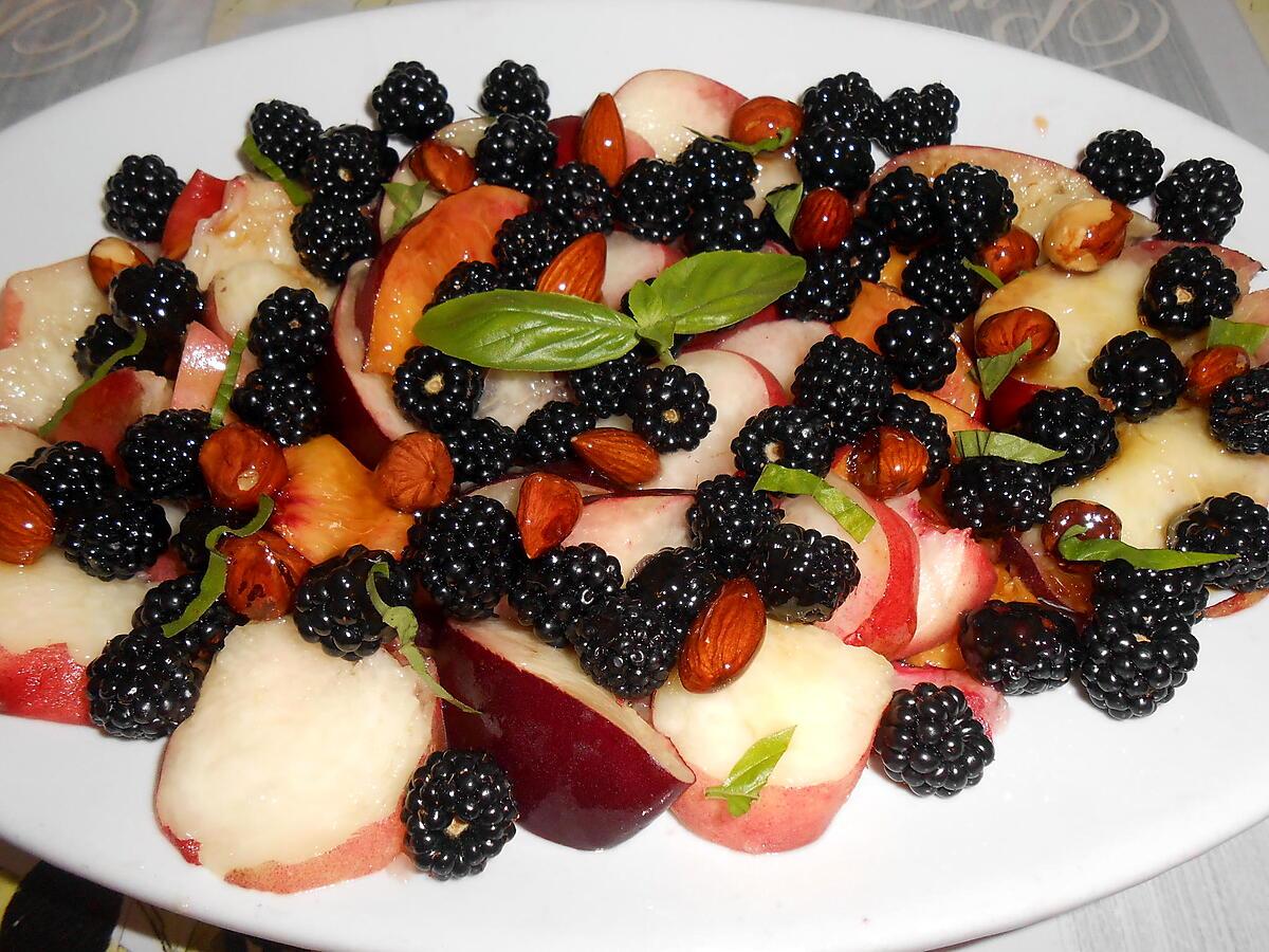 recette SALADE PECHES NECTARINES MURES SAUVAGES AUX FRUITS SECS AU MIEL