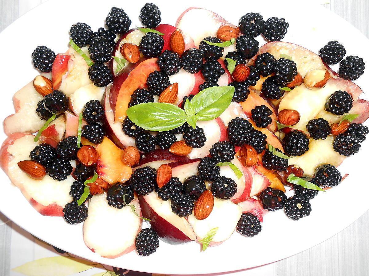 recette SALADE PECHES NECTARINES MURES SAUVAGES AUX FRUITS SECS AU MIEL