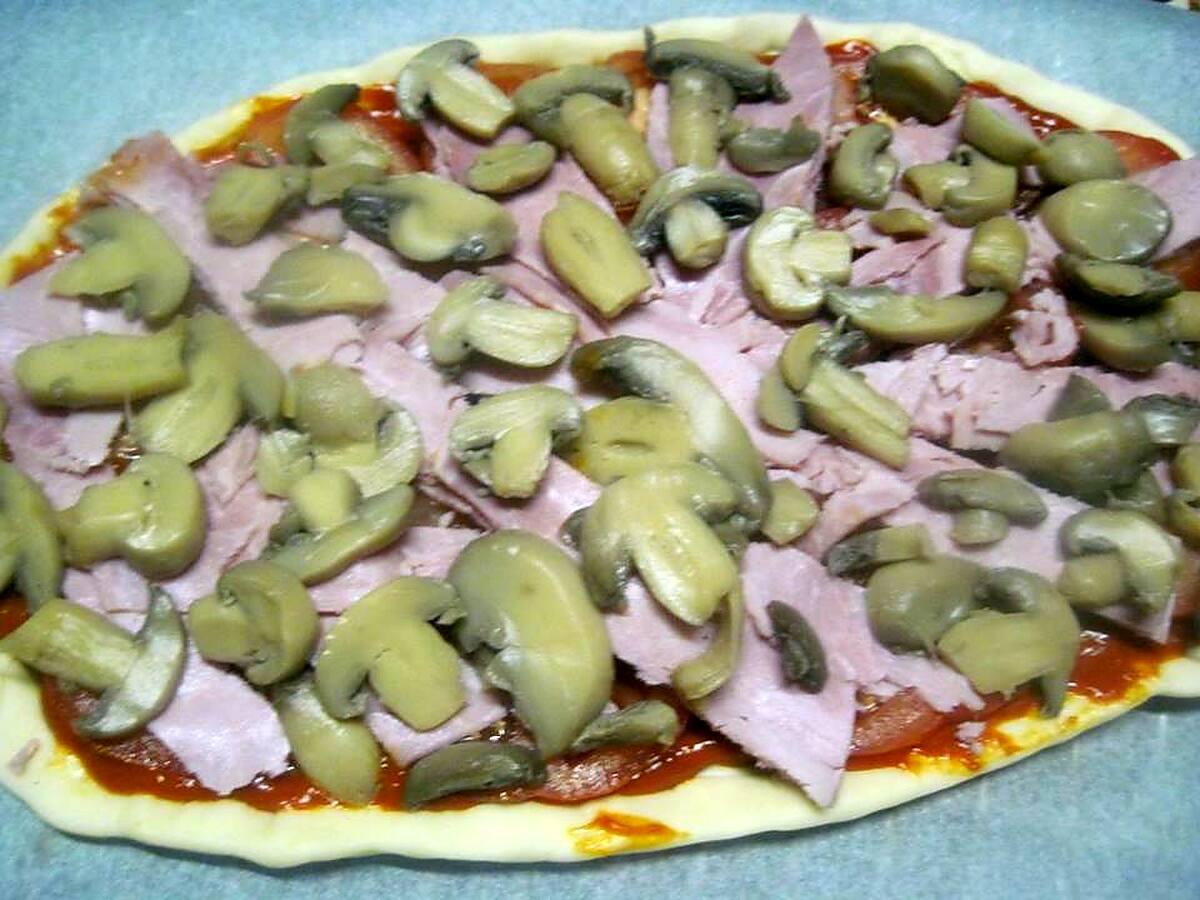 recette Pizza au jambon.champignons. emmental.