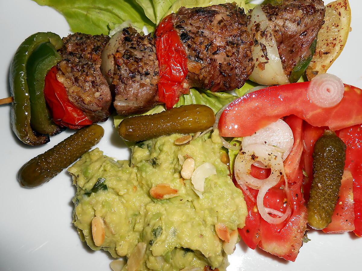 recette BROCHETTES DE BOEUF PUREE D'AVOCAT ET SALADE DE TOMATES.