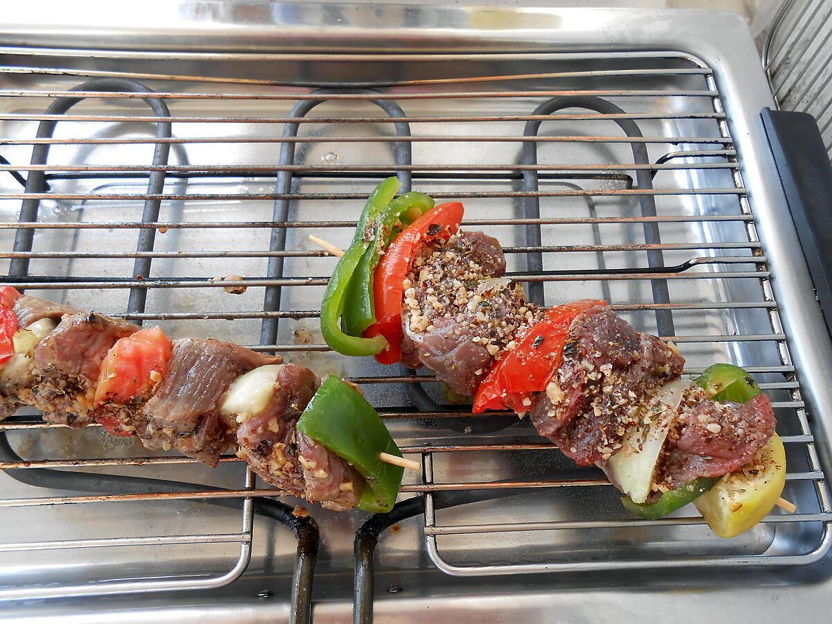 recette BROCHETTES DE BOEUF PUREE D'AVOCAT ET SALADE DE TOMATES.