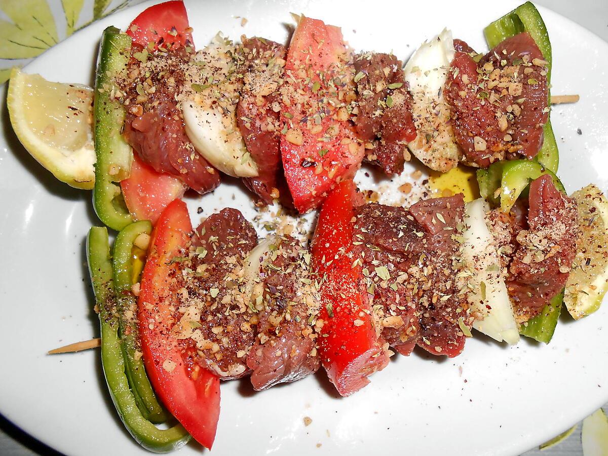 recette BROCHETTES DE BOEUF PUREE D'AVOCAT ET SALADE DE TOMATES.