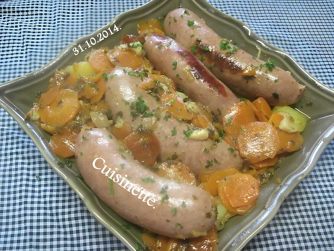 Saucisses de Toulouse sur un lit de carottes.