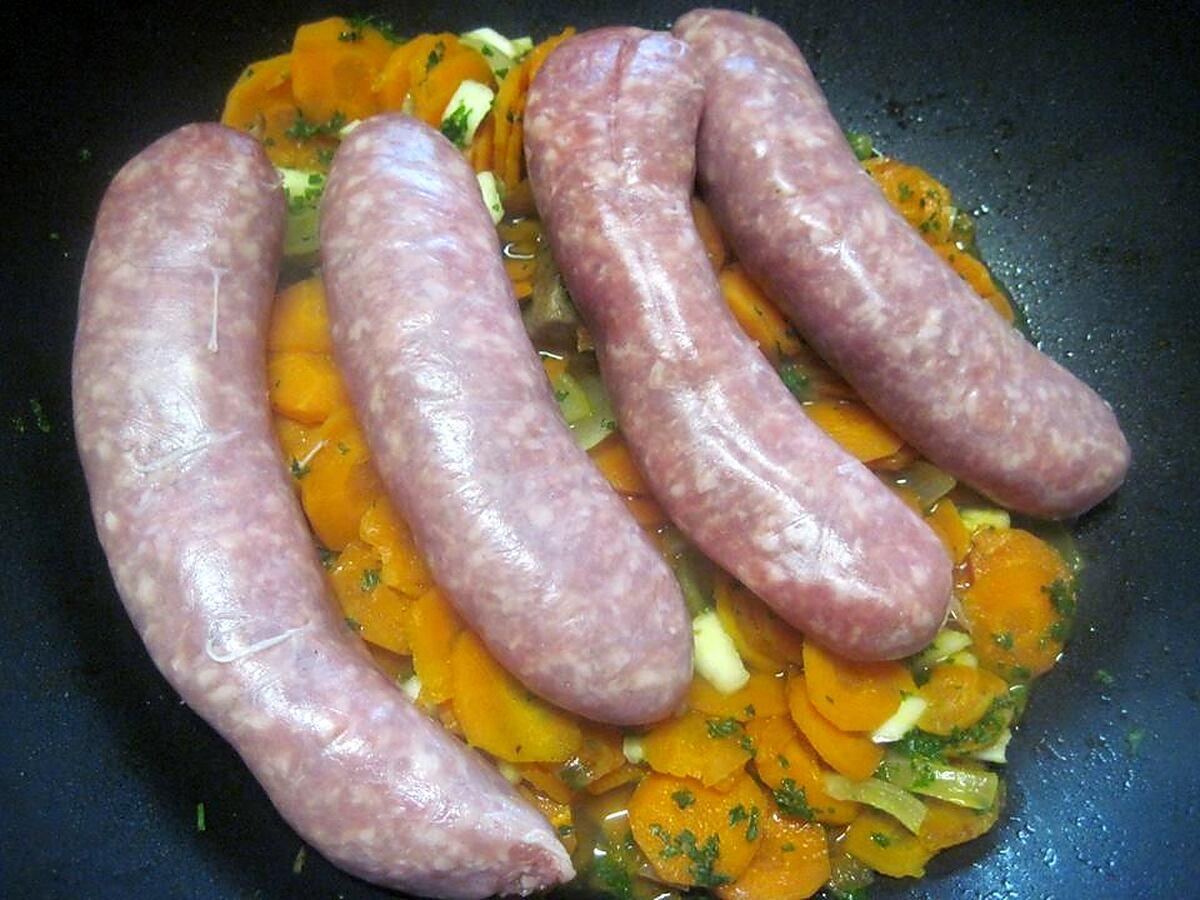 recette Saucisses de Toulouse sur un lit de carottes.