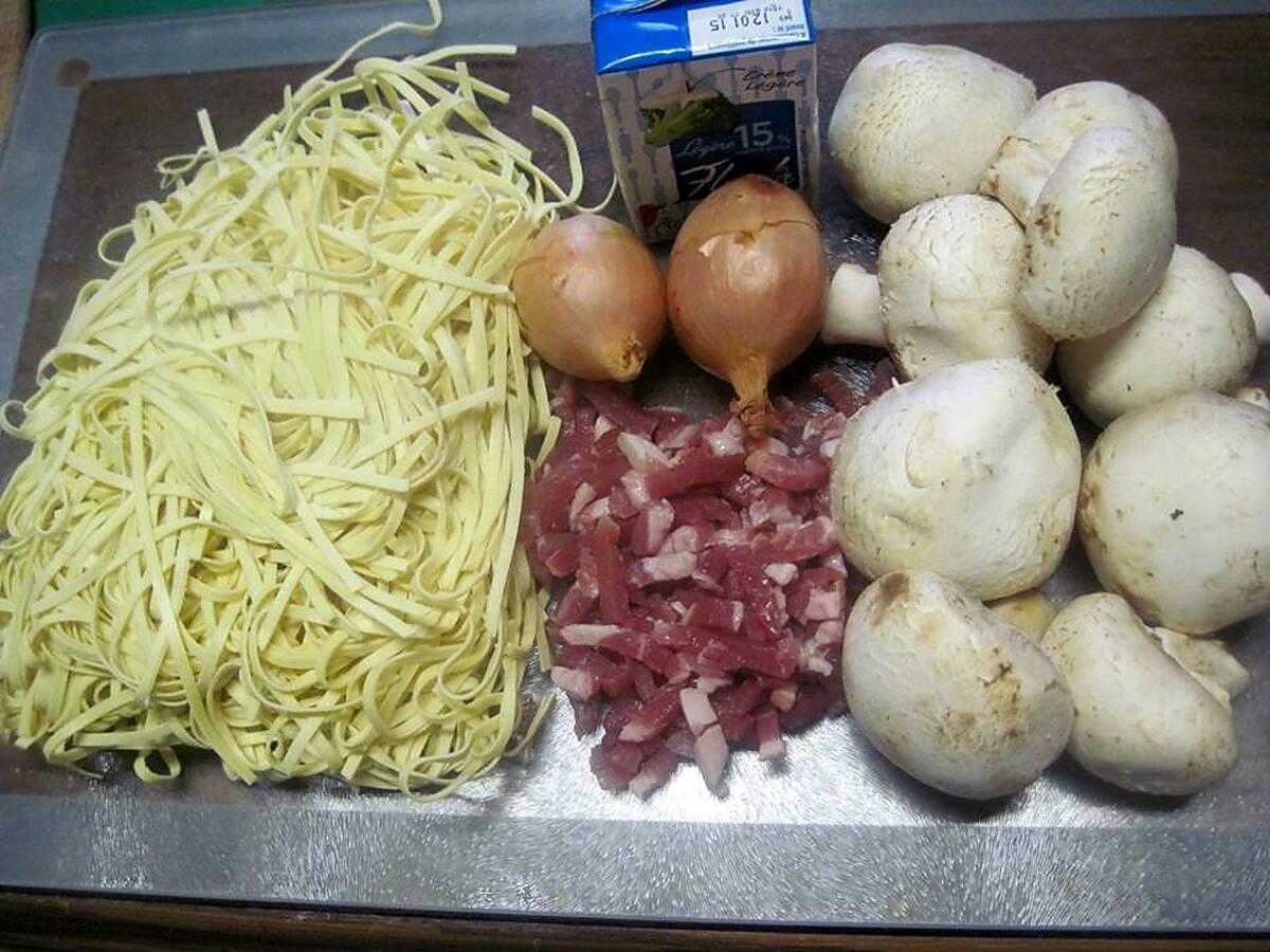 recette Pâtes Fettuccini aux champignons et allumettes fumées.