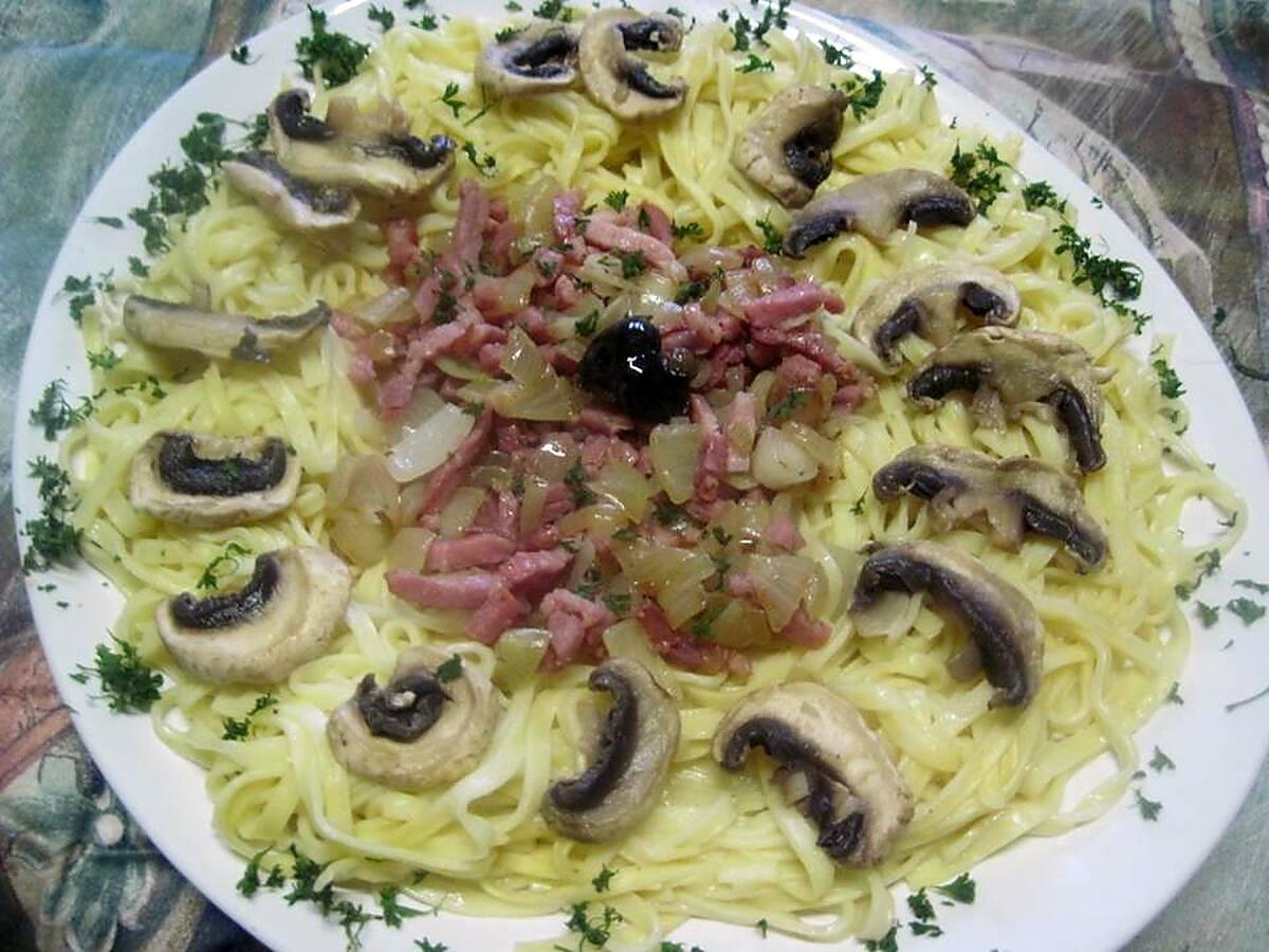 recette Pâtes Fettuccini aux champignons et allumettes fumées.