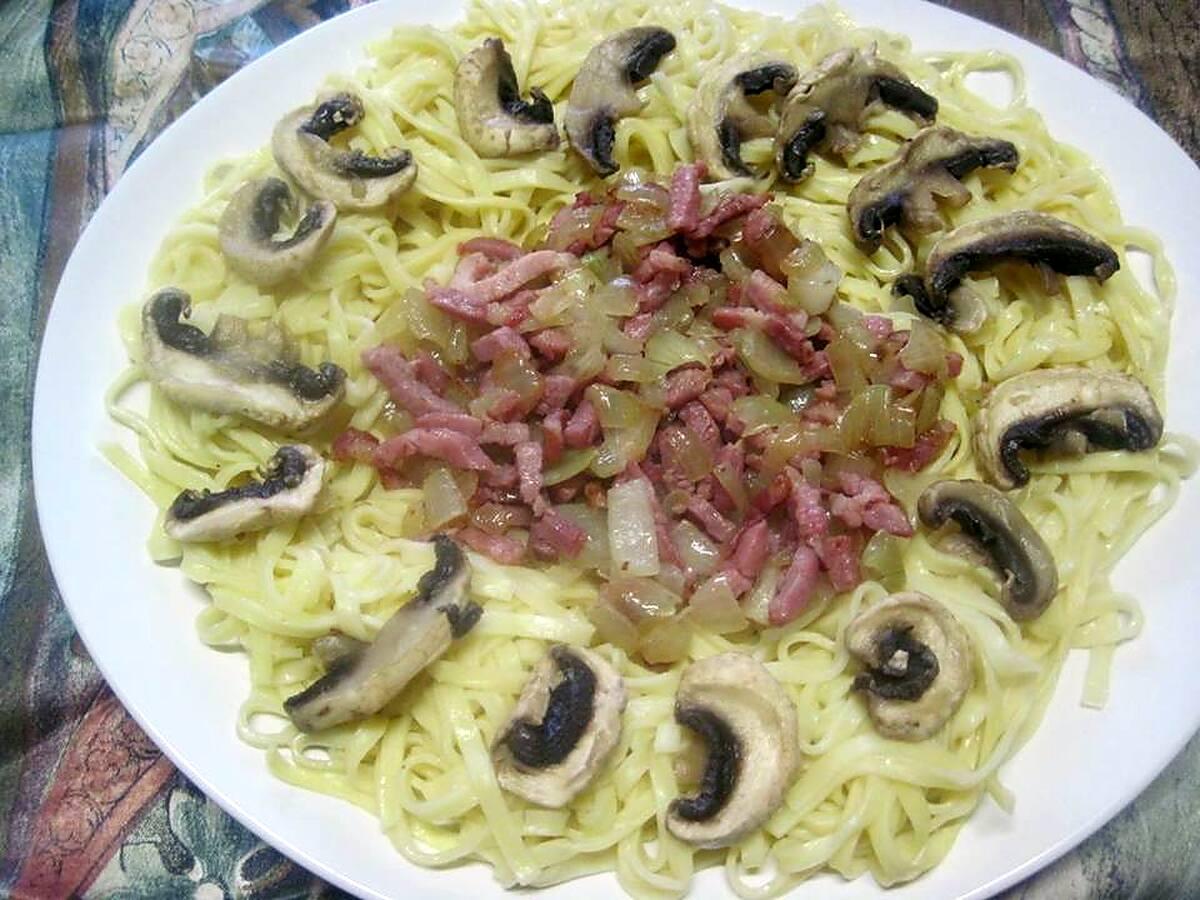 recette Pâtes Fettuccini aux champignons et allumettes fumées.