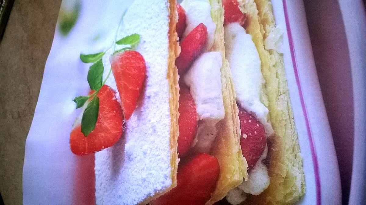 recette MILLE - FEUILLES AUX FRAISES A L' AMARETTO