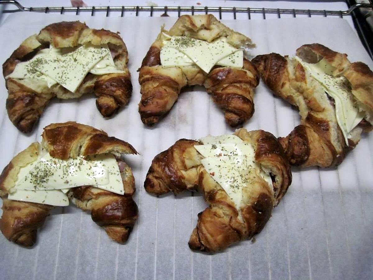 recette Croissants garnis au four.