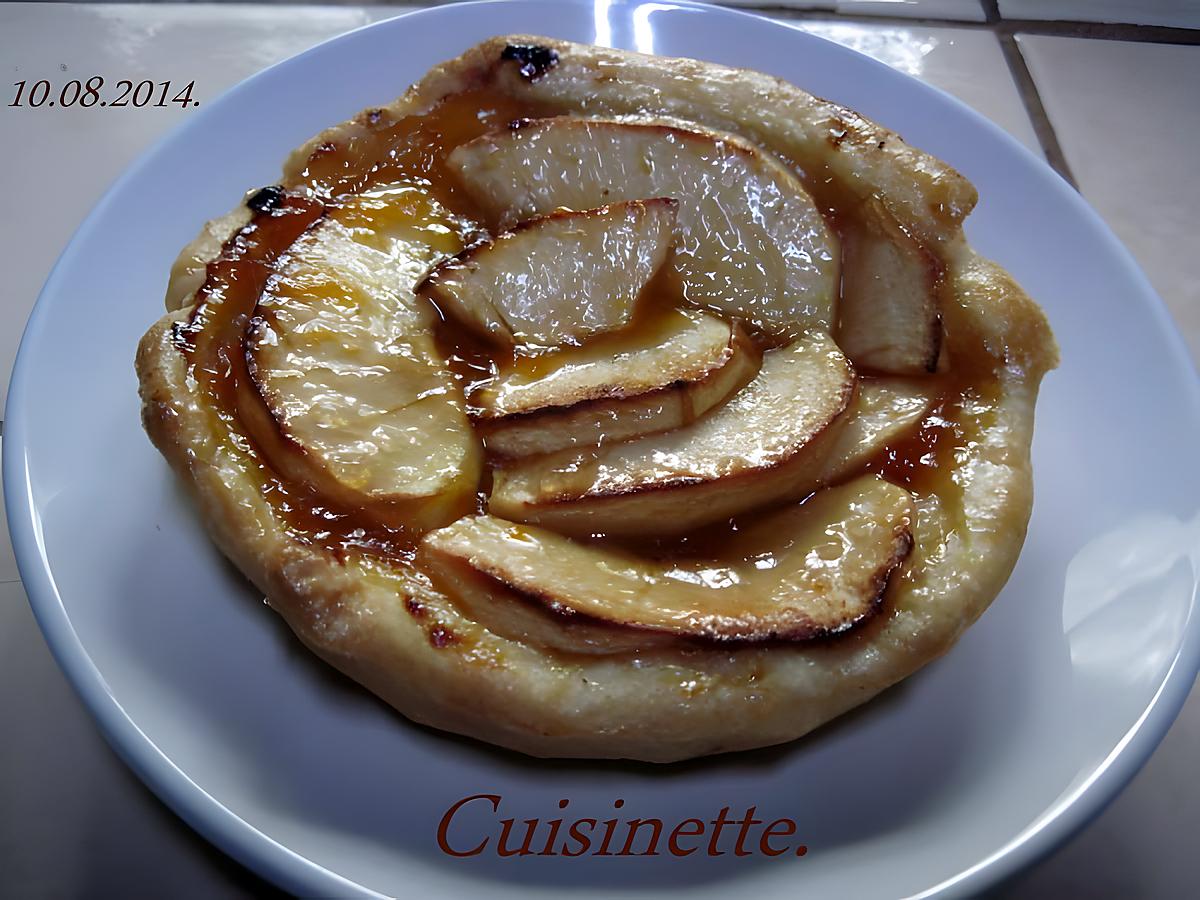 recette tartelettes auc pommes sur un lit de confiture.