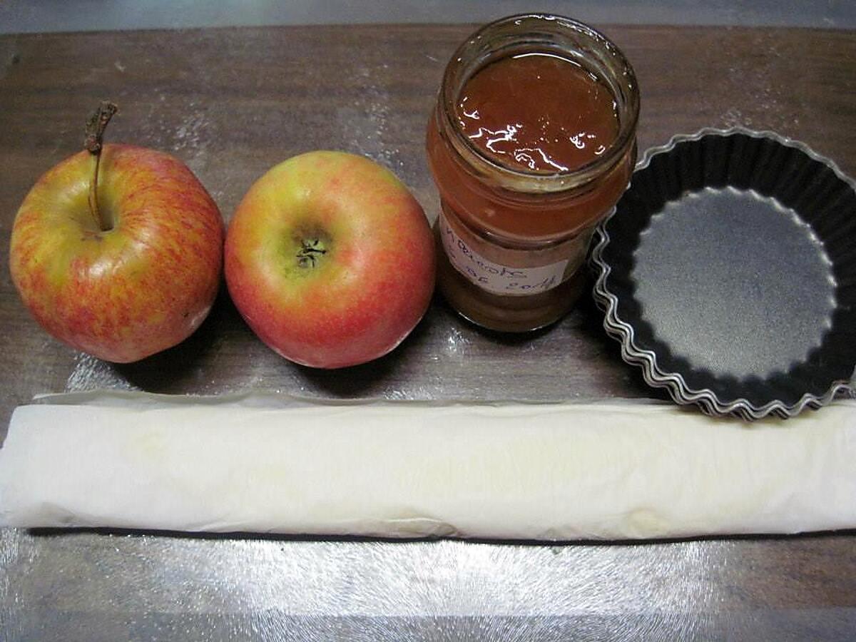 recette tartelettes auc pommes sur un lit de confiture.