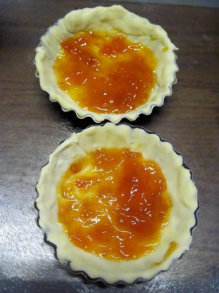 recette tartelettes auc pommes sur un lit de confiture.