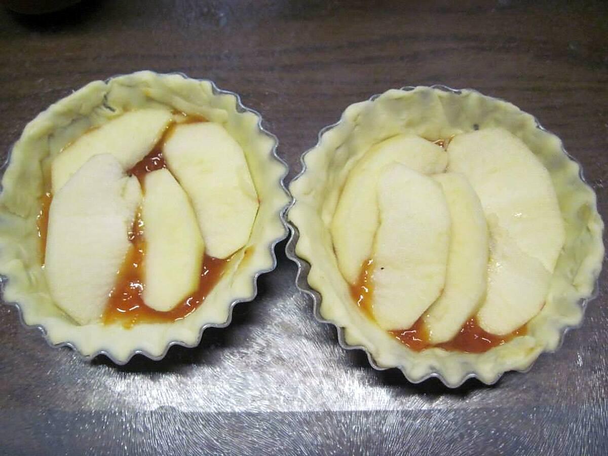 recette tartelettes auc pommes sur un lit de confiture.